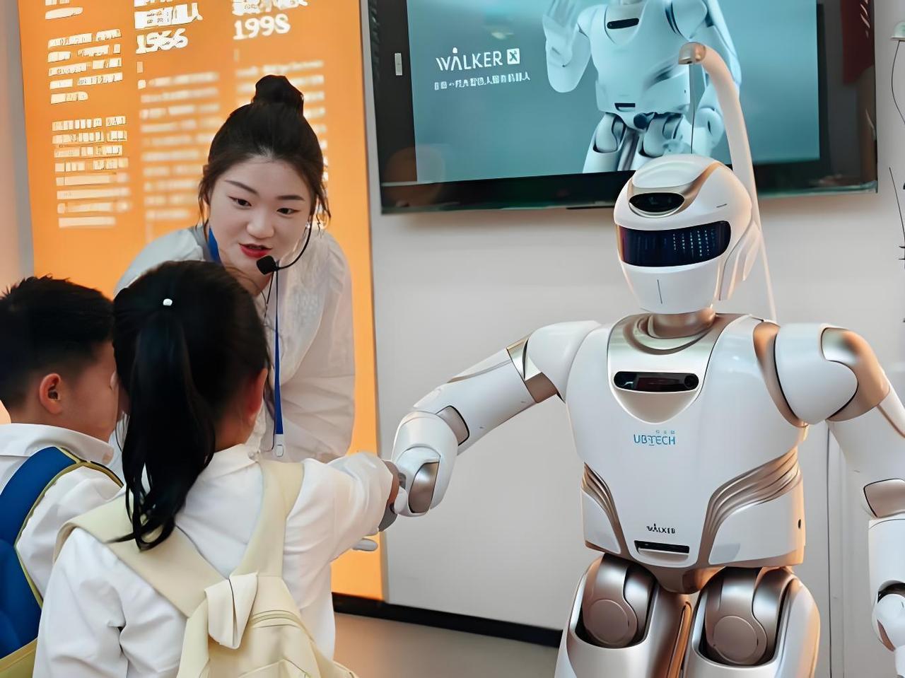 据中国银联2025年12月最新报告，移动支付在中国消费中占比已超过80%。

而