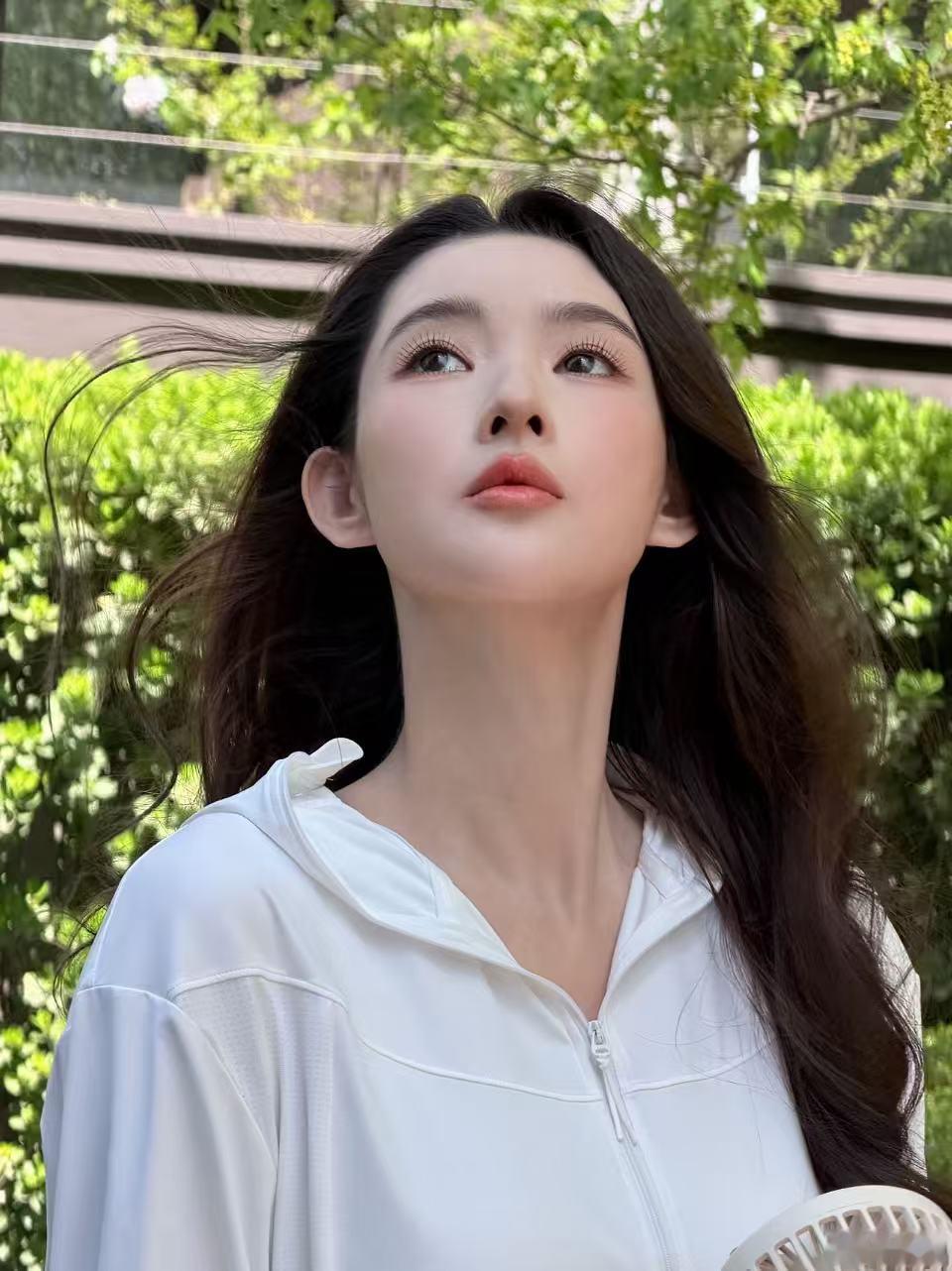 王玉雯摆摊ootd王玉雯摆摊vlog 抛开荧幕角色化身小摊主，动作娴熟地制作咖啡
