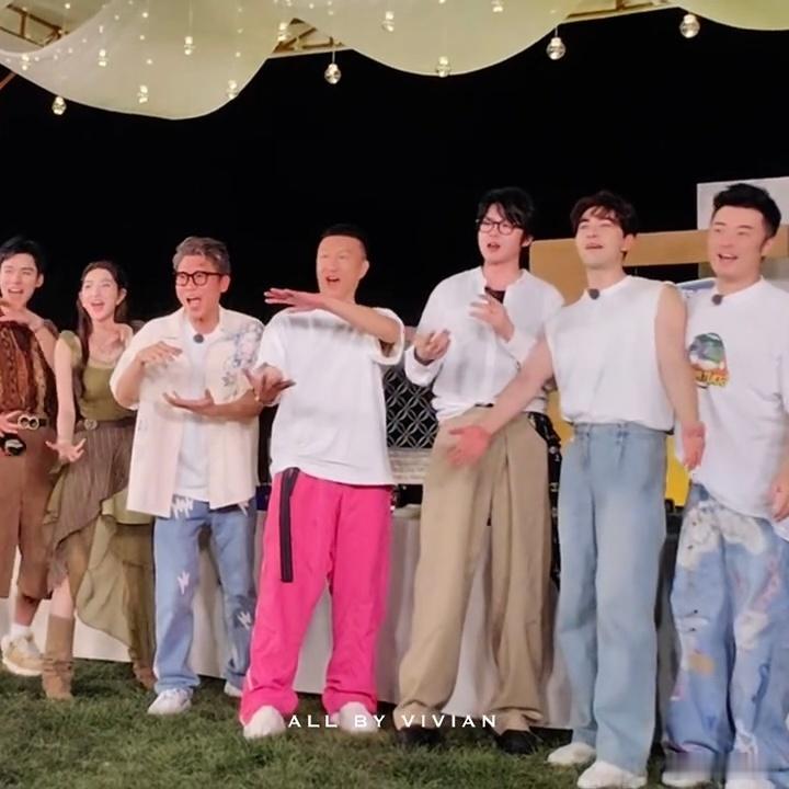 独属群像综艺的顶级浪漫地球超新鲜 杀青留念的瞬间，感动在心底蔓延，超爱他们在一起