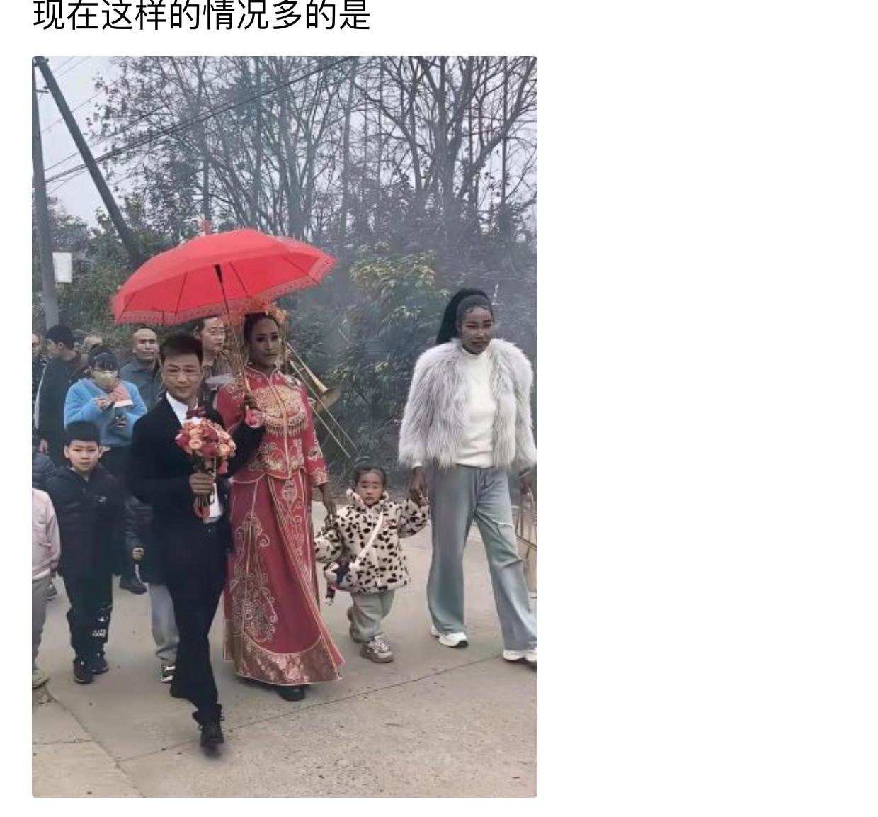 小哥带着跨国新娘办中式婚礼，路人瞅着随行的女士和小朋友，一开始还以为是新娘亲友团