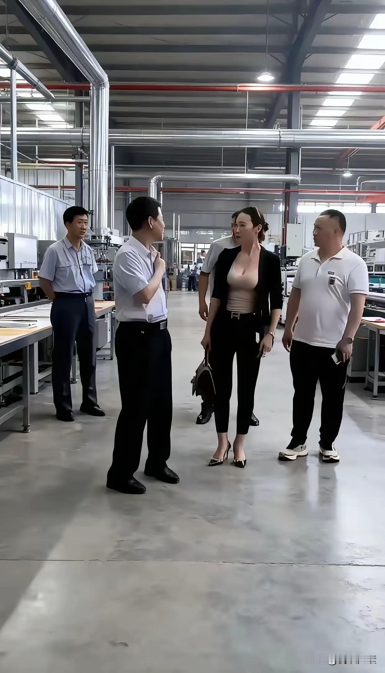 上级领导来视察工作了，
下属有点不自在，
你说他是看呢还是不看？