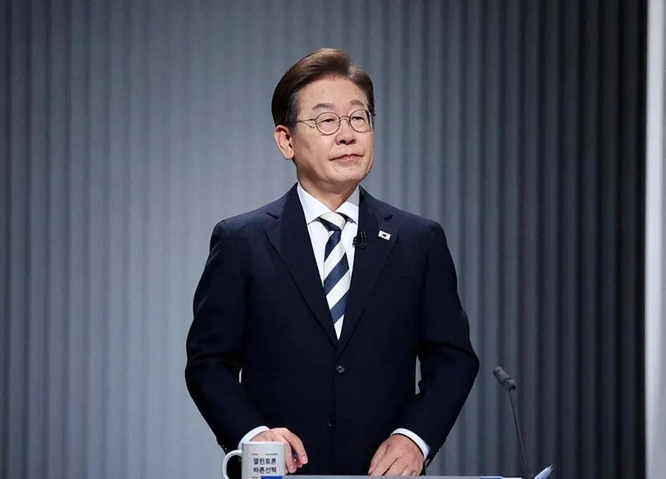 李在明提议恢复韩朝间联络渠道 韩国总统李在明12月2日表示，要跟朝鲜和平相处，恢