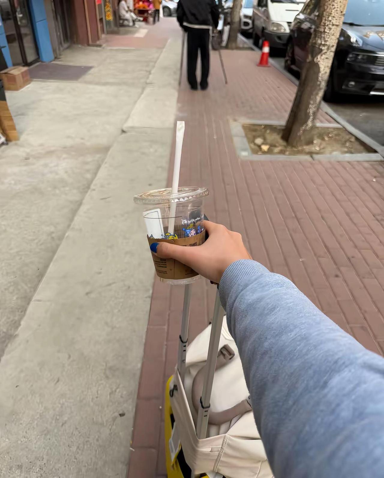 精心打扮了三个小时 嫌弃我太浮夸了 不和我走在一起一个人走在前面