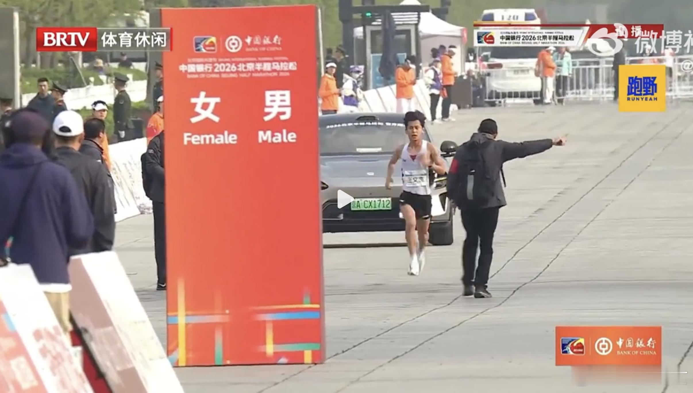 小米YU7北半马领跑去年这个位置是保时捷Taycan当计时车，今年换成了小米YU