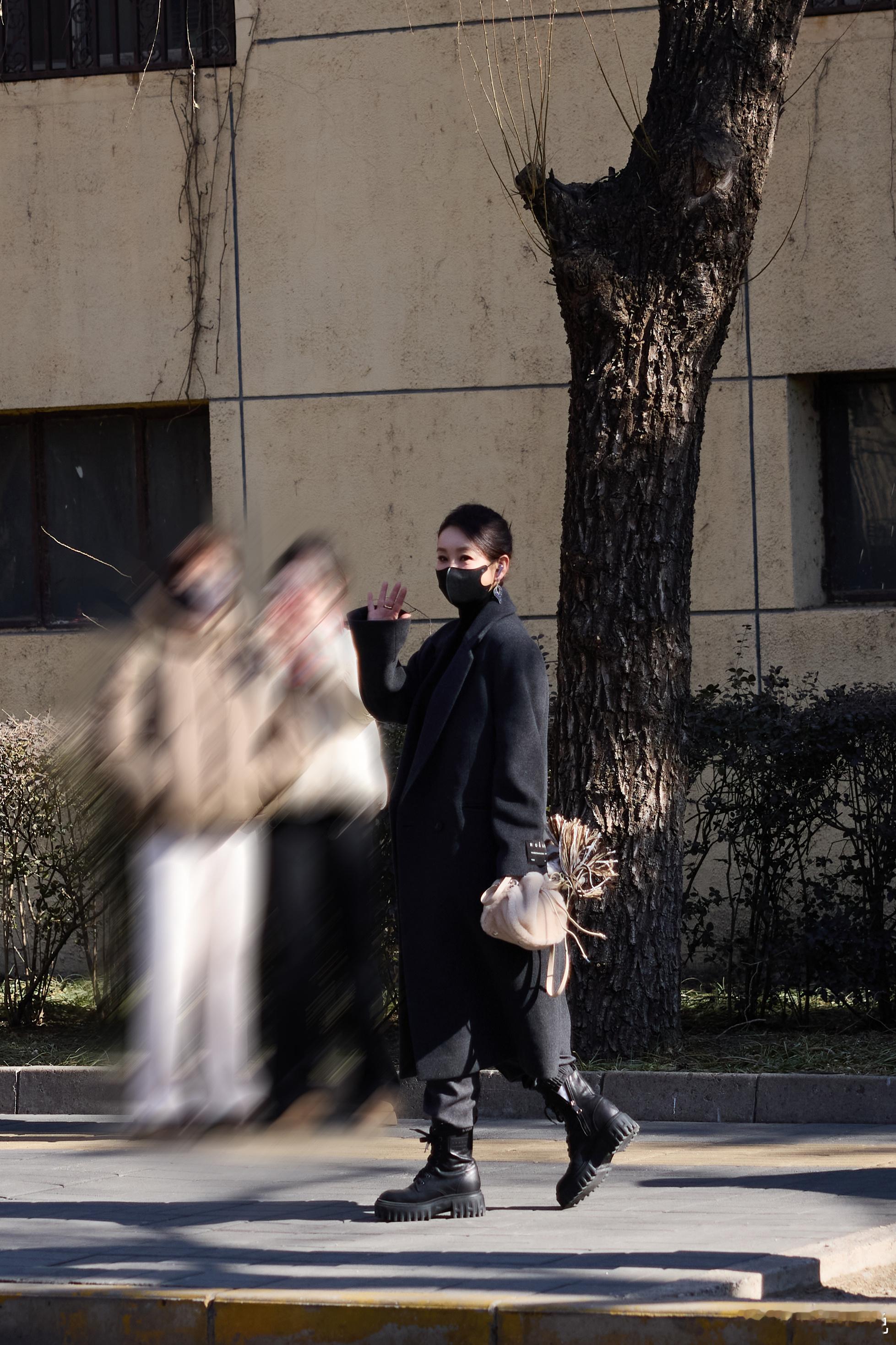 秦海璐马年央视春晚第四次联排亮相央视春晚第四次联排路透🈶身穿温暖大衣，质感满满