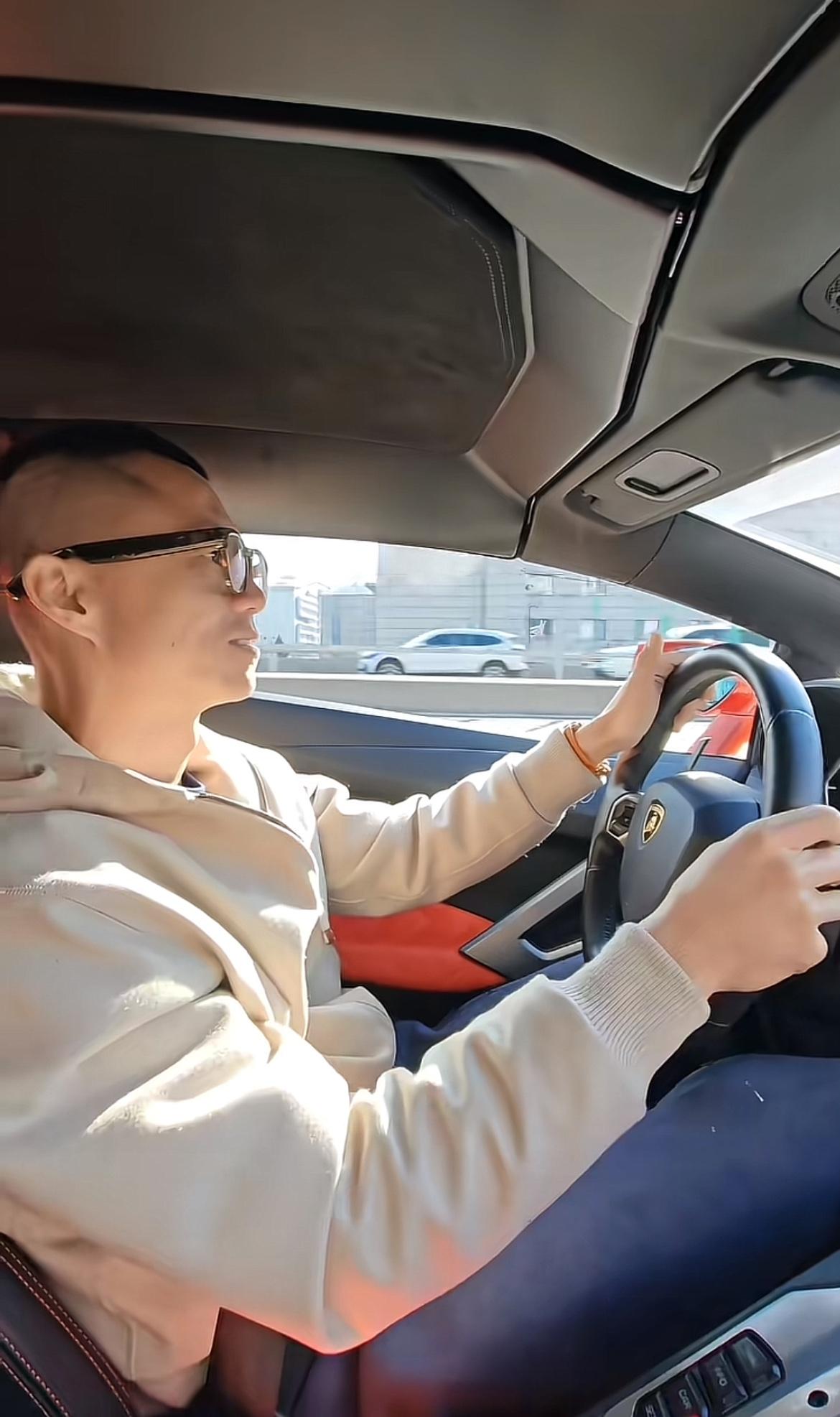 陈震为什么解封以后依旧顶流，要我说还是人家能带我们去看平时看不到的世界，这是每个