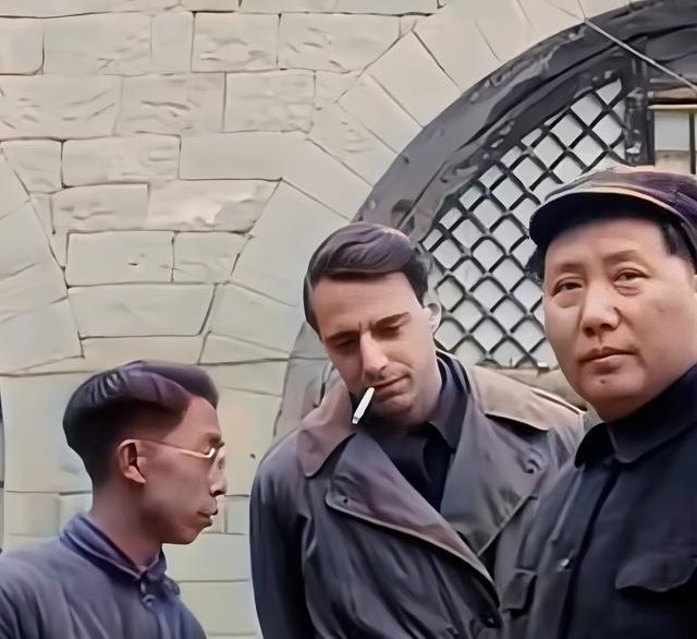 我最佩服毛泽东的一点是：他永远站在战略层面，而他下面的将领，如黄克诚、粟裕等，都
