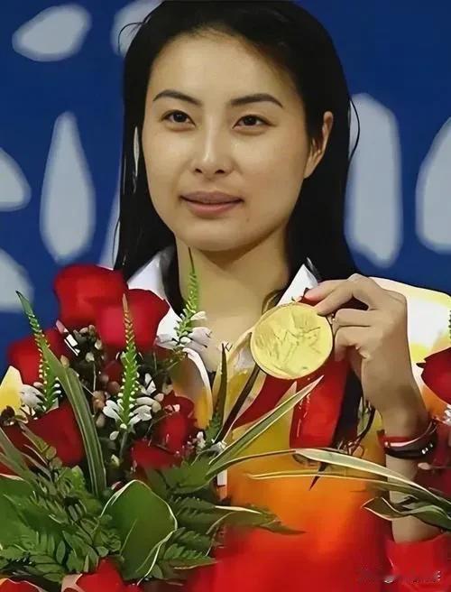 郭晶晶的3张人生照片：

图一，郭晶晶23岁，雅典奥运会夺得两枚金牌。

图二，