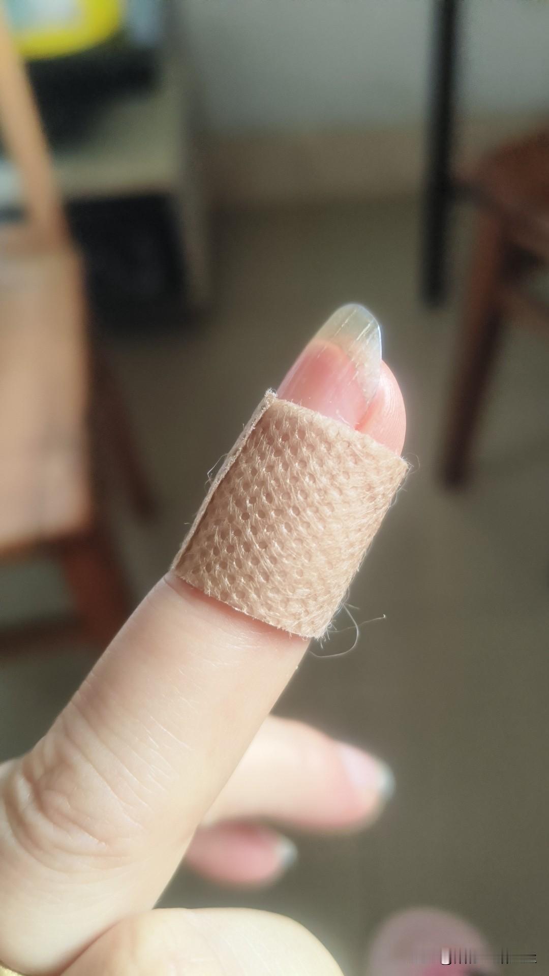 “被梦吓醒了”！昨天中午切茄子时，手被切了一块皮下来，流了点血，今天有点发炎了！