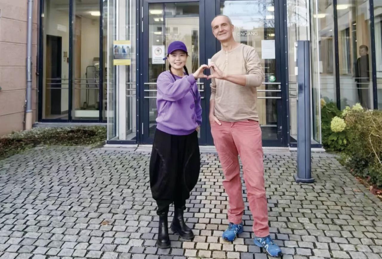 龚琳娜说：“我们抱着睡了20年，老锣却有了女朋友”

婚姻最重要的是两个人在一起