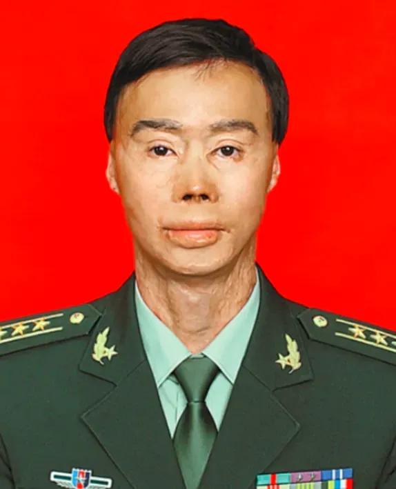 [月亮]1995年，19岁战士梁强坐大巴返回部队，途中司机加油，梁强看到司机的举