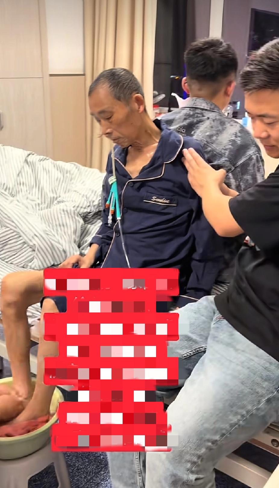 生病老人虚弱地坐在病床上，看向老人后背的一个画面，瞬间让人感动泪目了。

安徽的