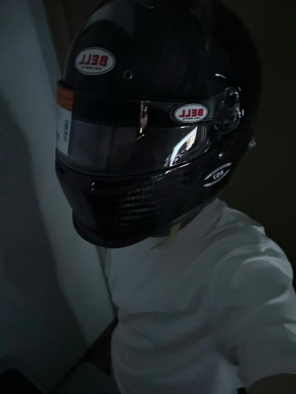 苏新皓送头盔给穆祉丞苏新皓送穆祉丞的生日礼物 苏新皓送穆祉丞的生日礼物是头盔，哥