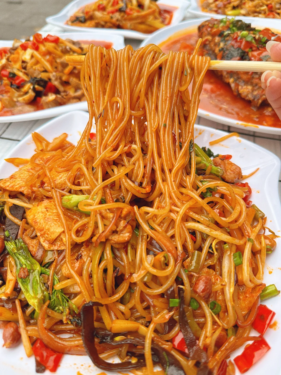 我愿称之为阳朔zui有锅气的炒螺蛳粉。。。