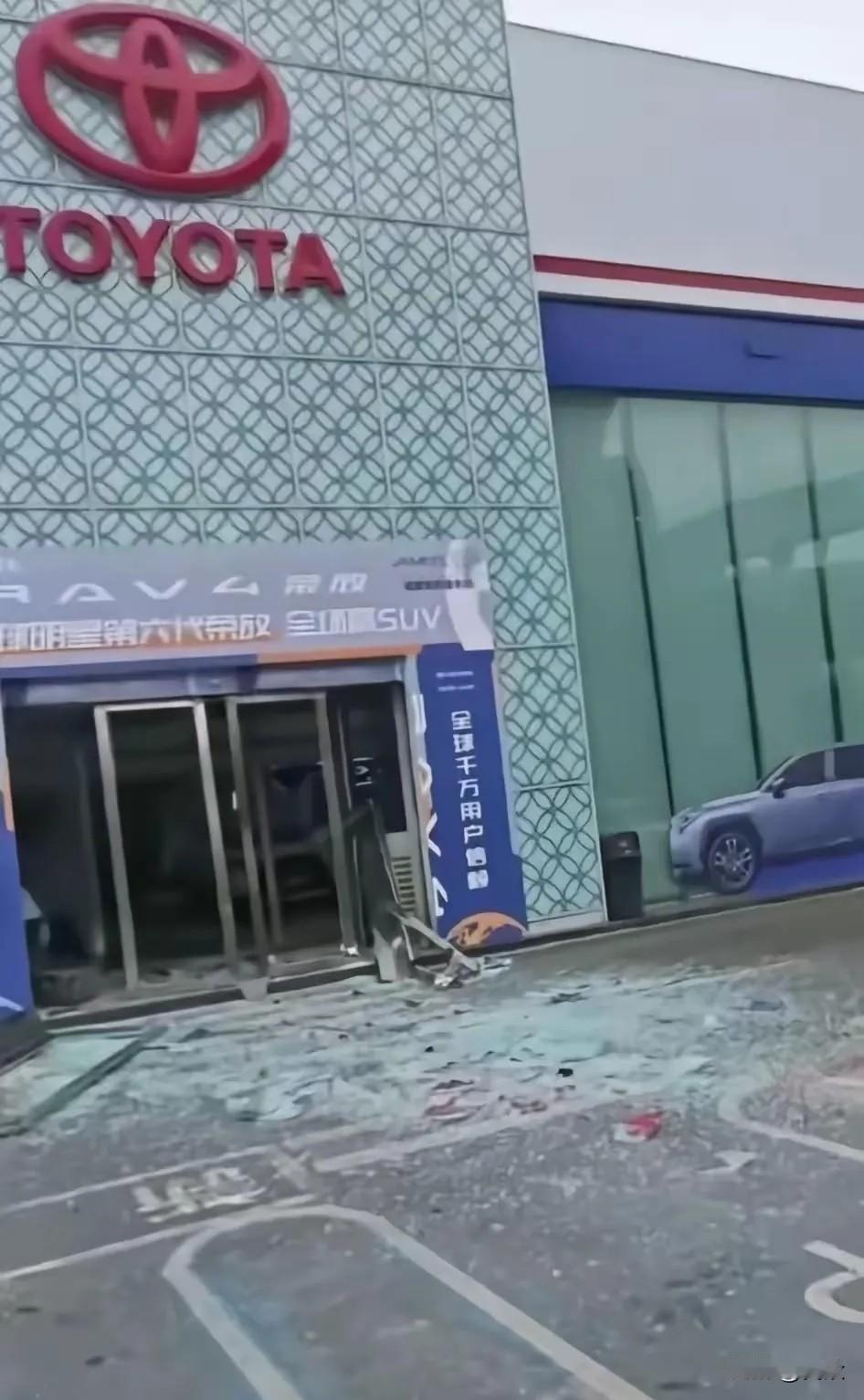 “请把我当个人看。”

这是他浇下汽油前，发给销售的一条微信。

不是为了讹钱，