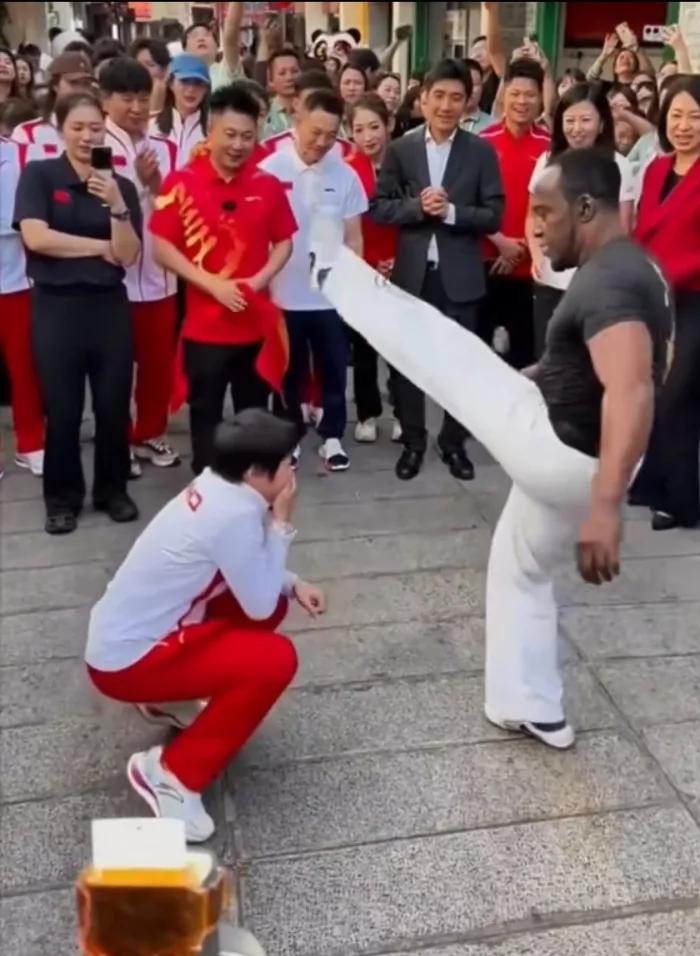 全洪婵与外国友人玩儿的真嗨。
说明了三个真理。
一名外国的友人，与世界跳水冠军全