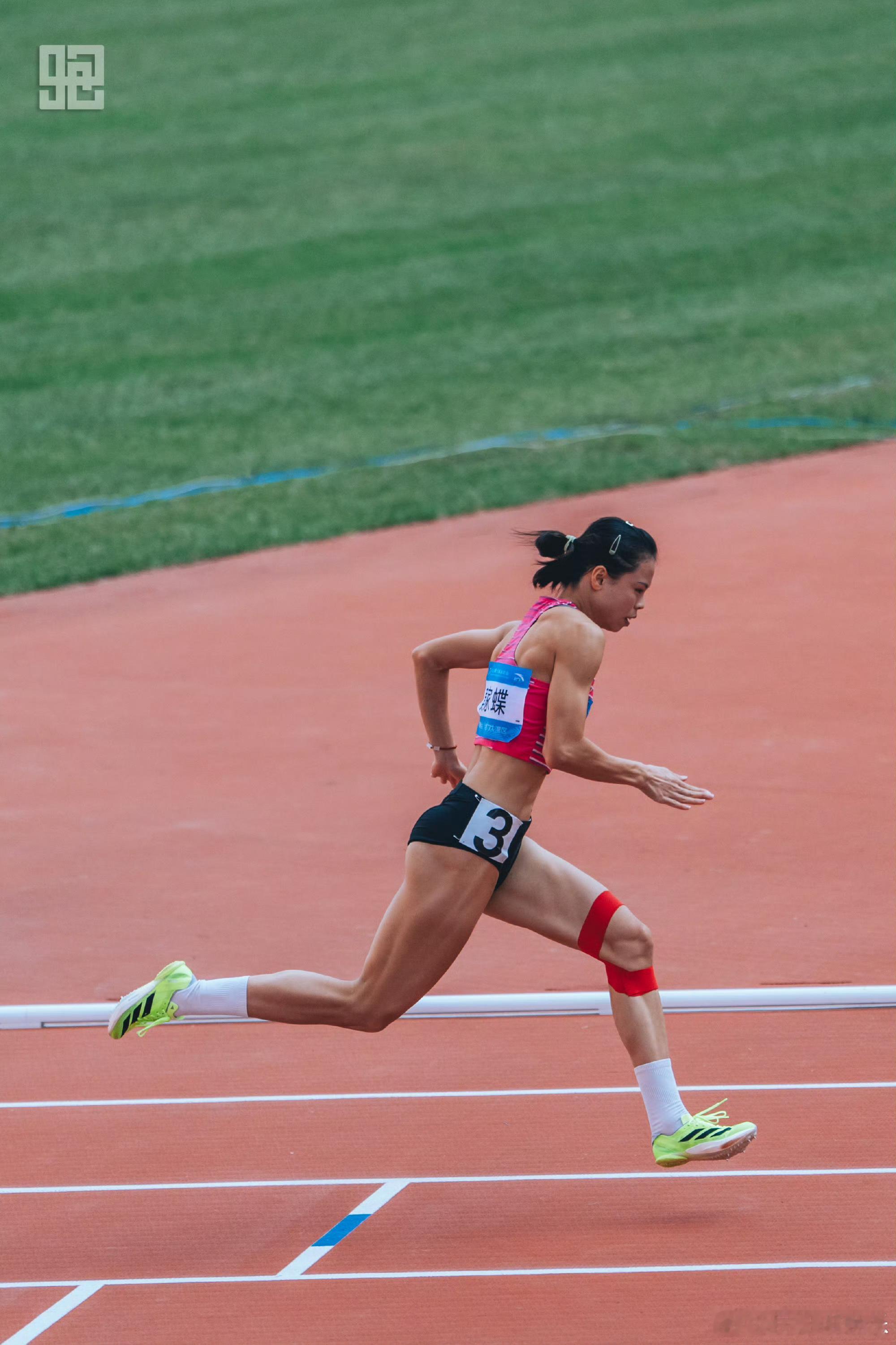 热血赛场铸就荣耀！莫家蝶单届斩获三金一银，用速度诠释热爱，跨越障碍永不言弃，创造