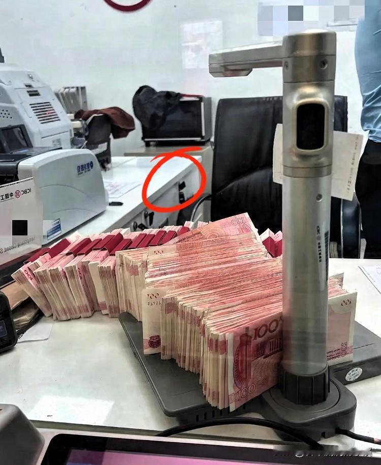 听我一句掏心窝的劝！
手里在银行有存款的朋友，
尤其是余额超20万的，
现在就得