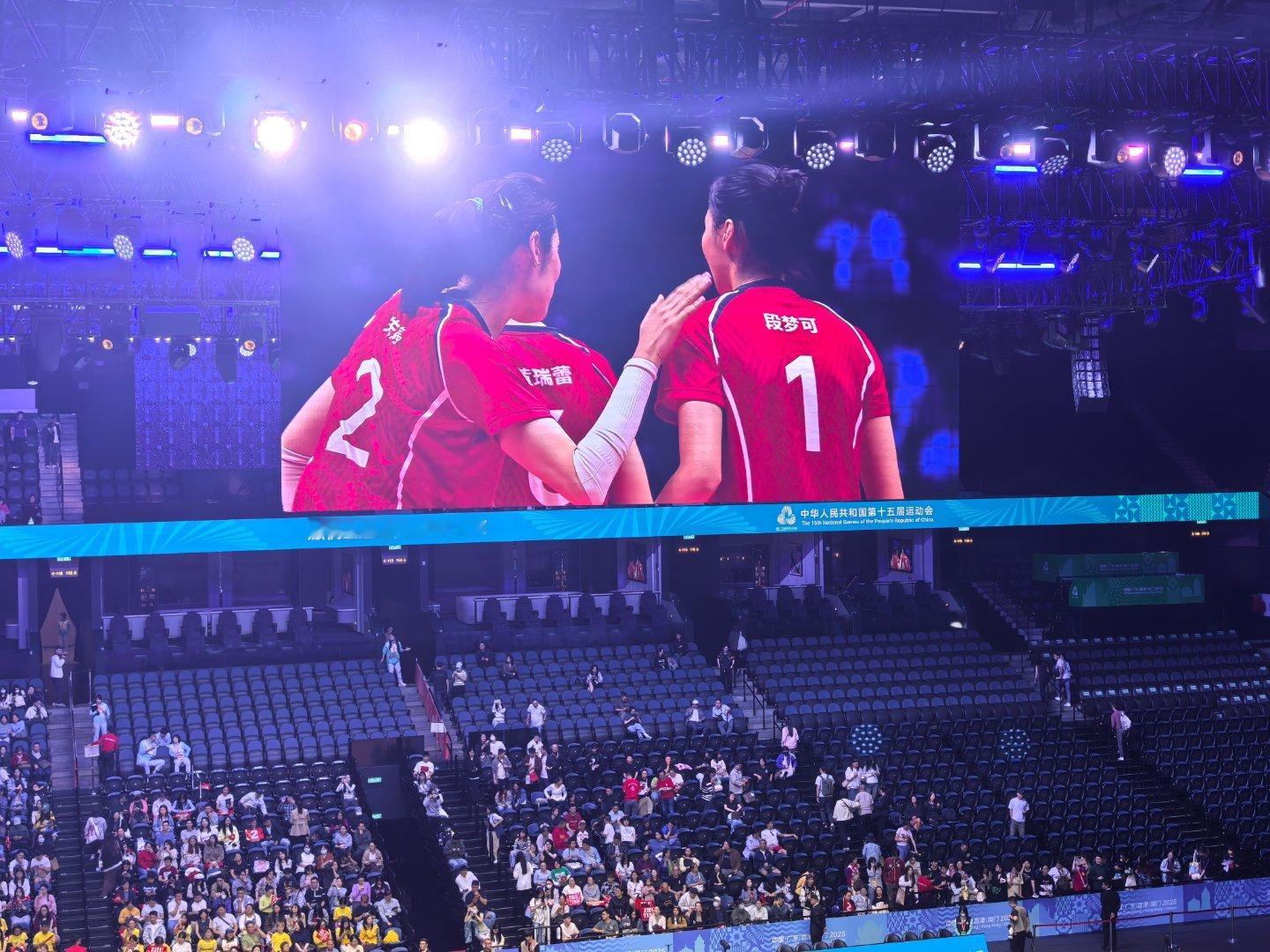 河南女排这场暴露问题很明显，底蕴不够，发接发差距较大！心理紧张，攻防失误颇多。