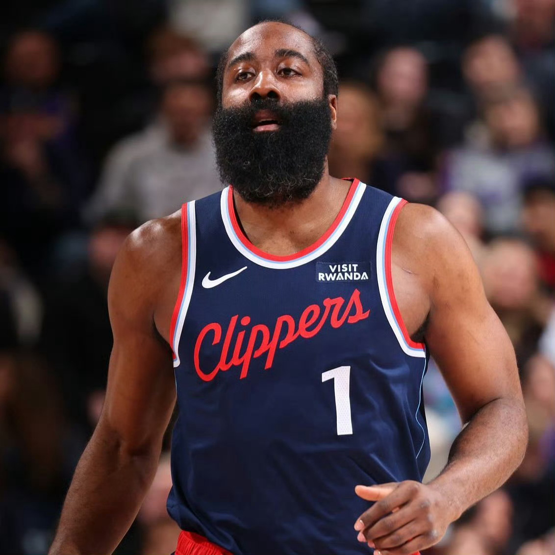 TA名记Sam Amick：接近哈登的联盟消息人士透露，快船为2027年夏天清理