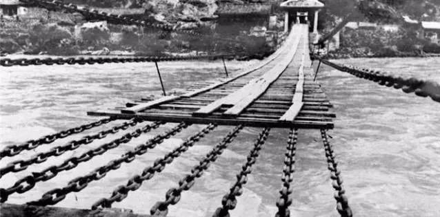 老狼原创，中国的生死命运转折。强渡大渡河是红军的一次生死之战，假如冲不过桥；红军必将全军覆灭；成为石达开第二。但历史的天秤又倾向了红军泸定桥军迷发烧友