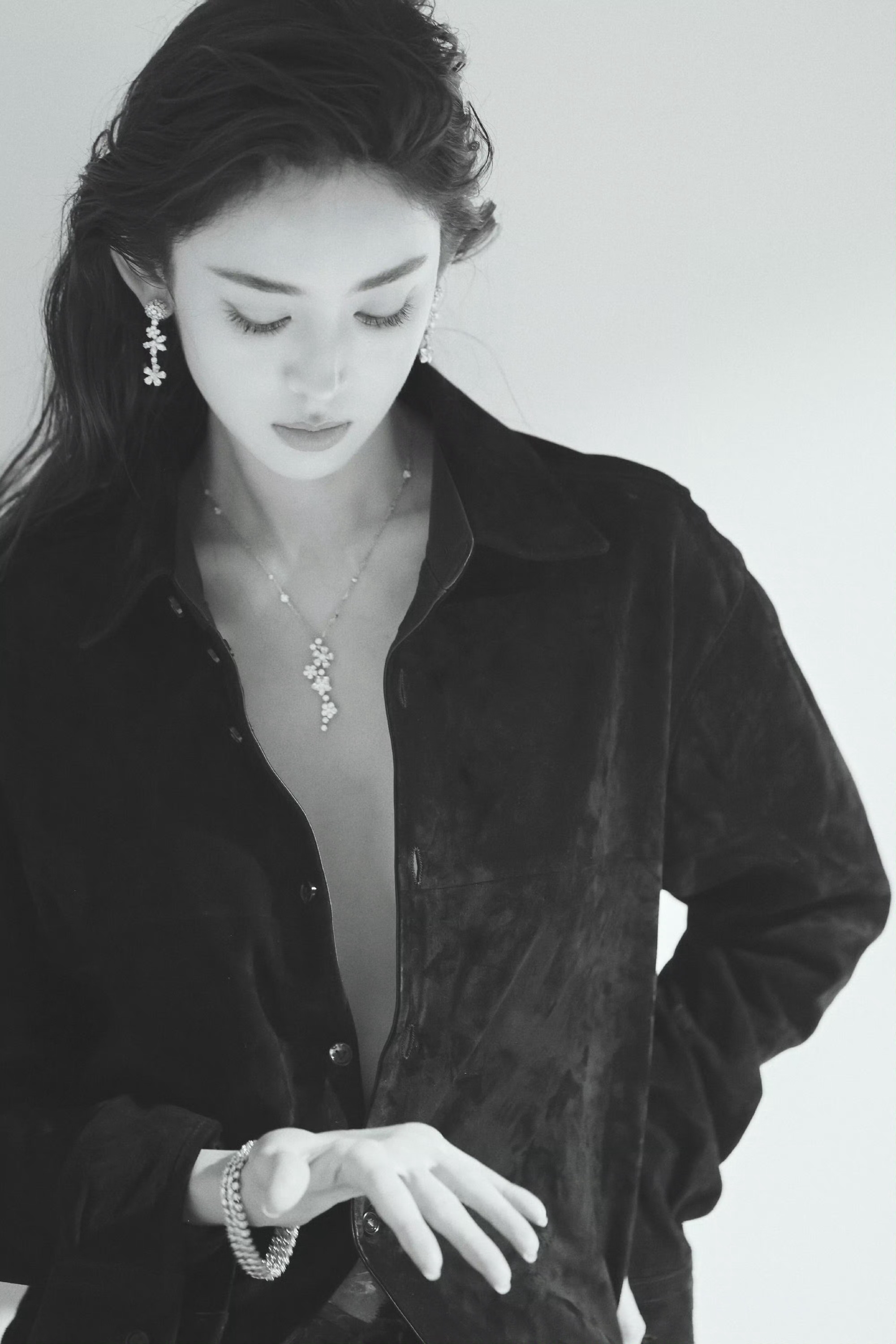 娜扎工作室出图，湿发背头深V如此美飒，这套Look杂志要是好好发挥就好了