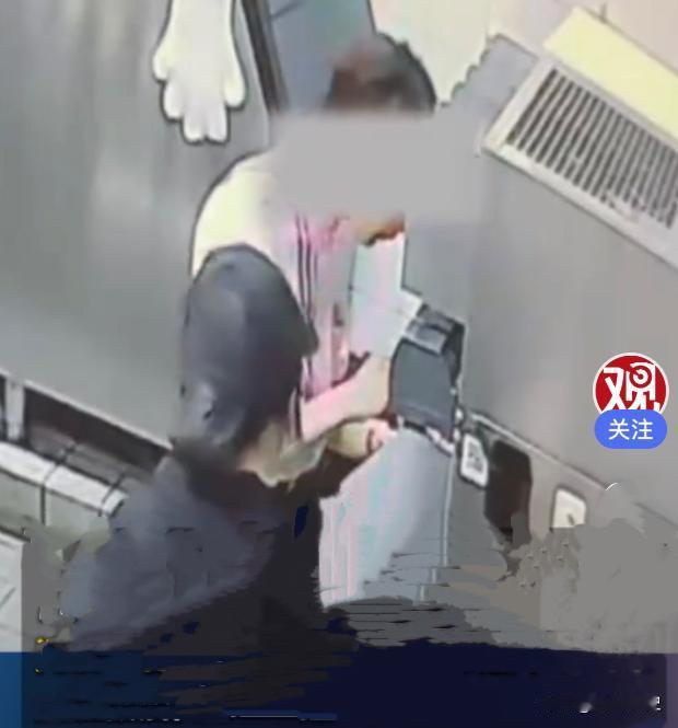 近日，河南郑州周女士在当地麦当劳七里河门店点了一杯可乐。取餐之后她开车上高速，途