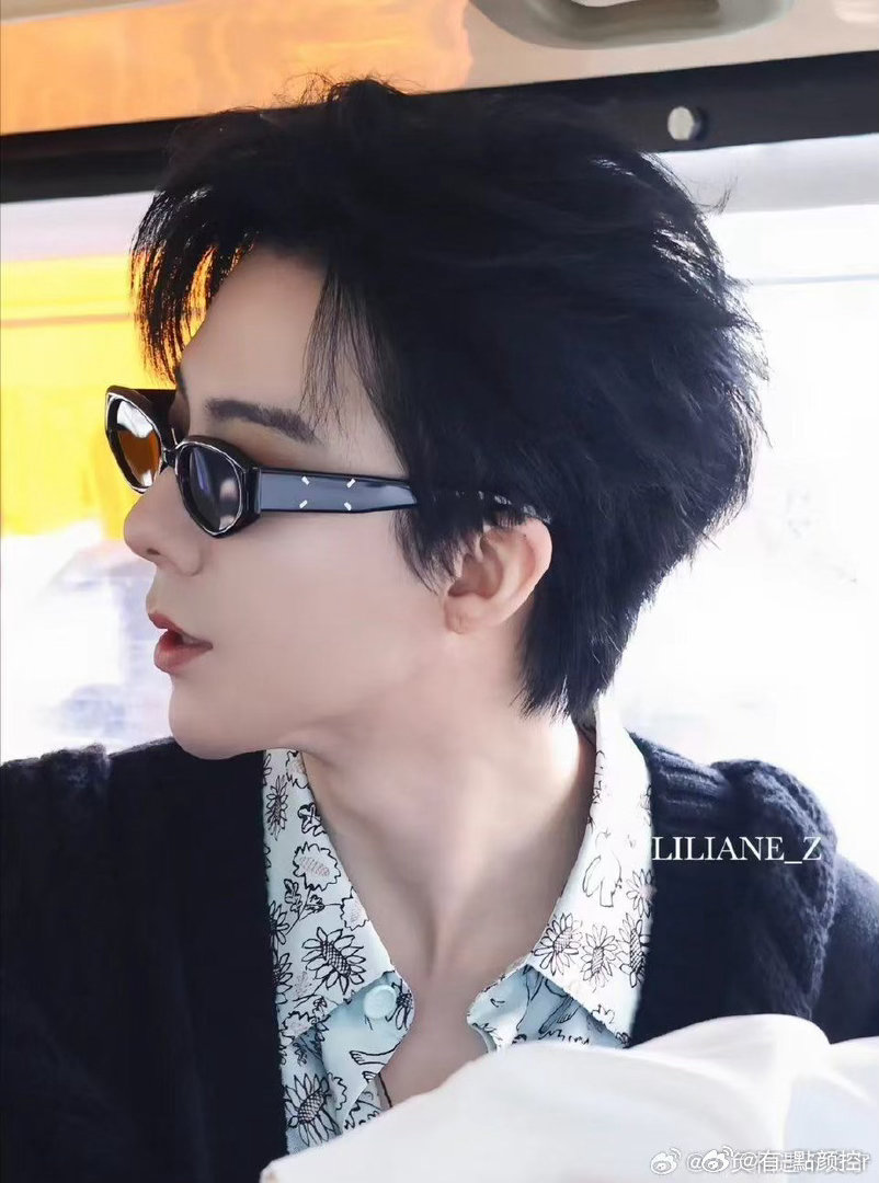 刘宇宁不太拿我当外人 刘宇宁确实不太拿我当外人。直播里聊到牙疼去治，麻药劲还没过