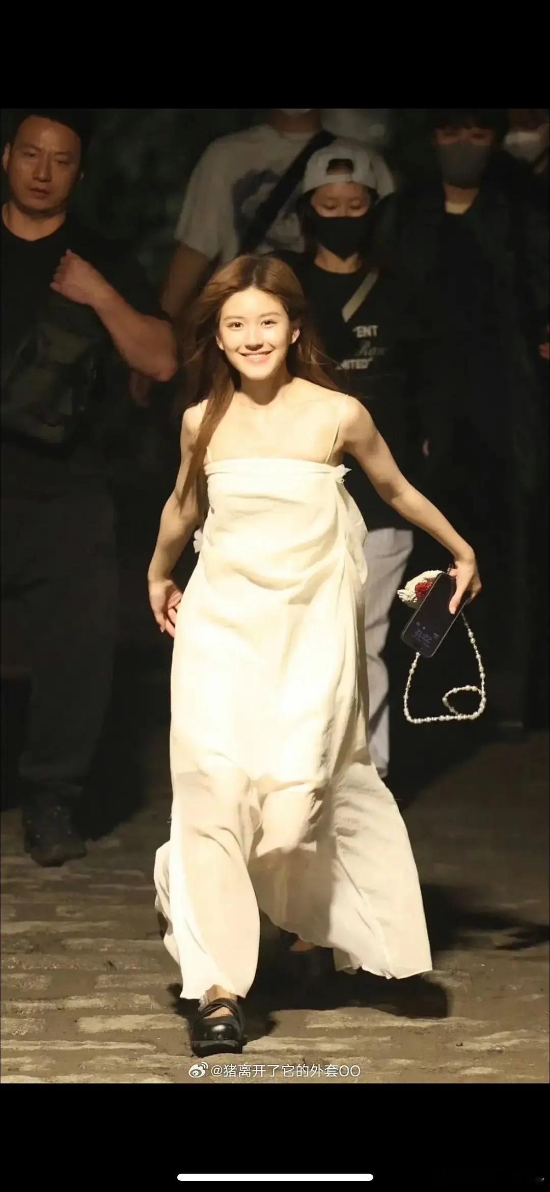 露思粉丝用来辟谣的图粉丝真的觉得没整吗？就算。 过了，笑起来还是好僵… ​​​