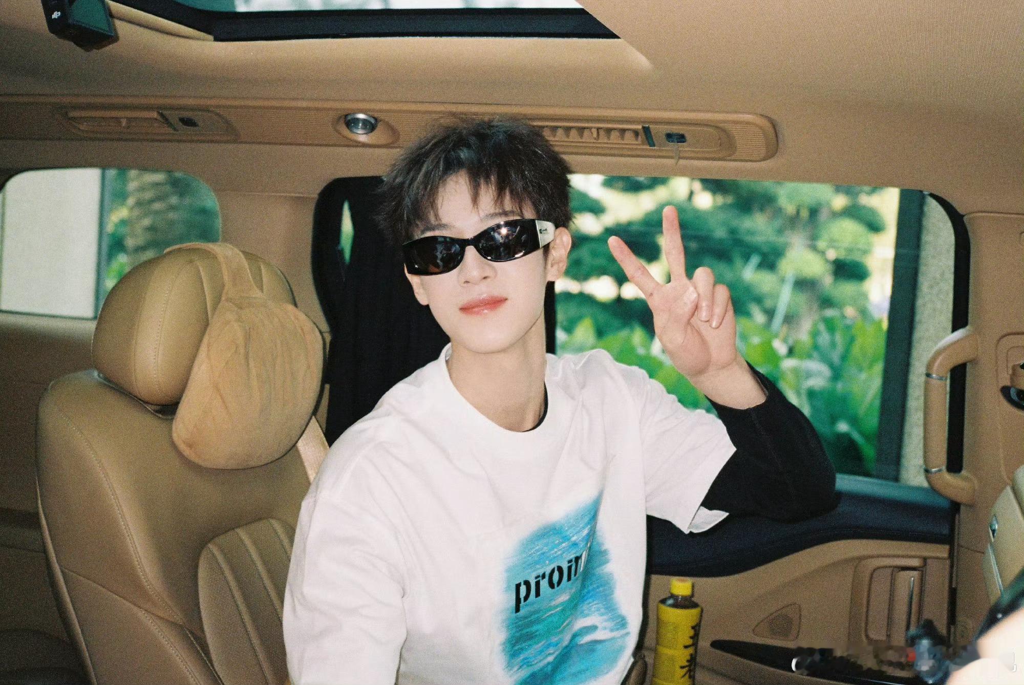 李昀锐车里敷面膜李昀锐plog天才谁被李昀锐车里敷面膜帅到了！随性日常氛围感拉满