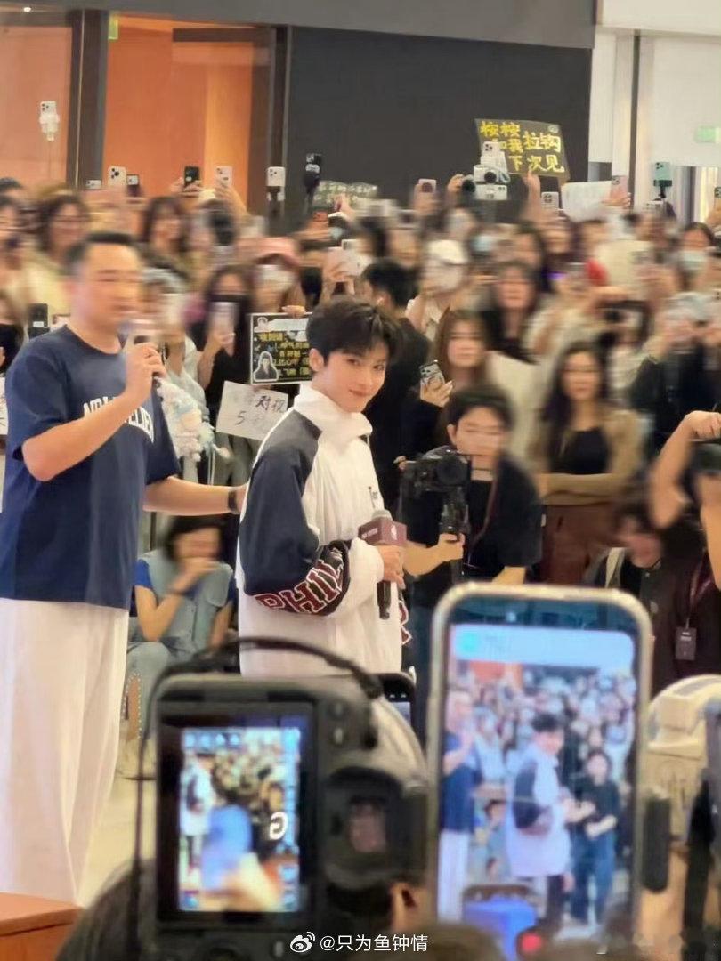 闫桉线下人气闫桉单边耳钉造型🌿剧播结束首亮相线下，闫桉凭超高颜值圈粉无数！现场