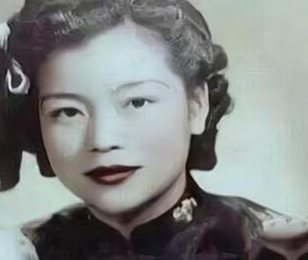 1976年，一个白发苍苍的老妇纵身跳进了北京护城河中，人们把她打捞起来后，才发现