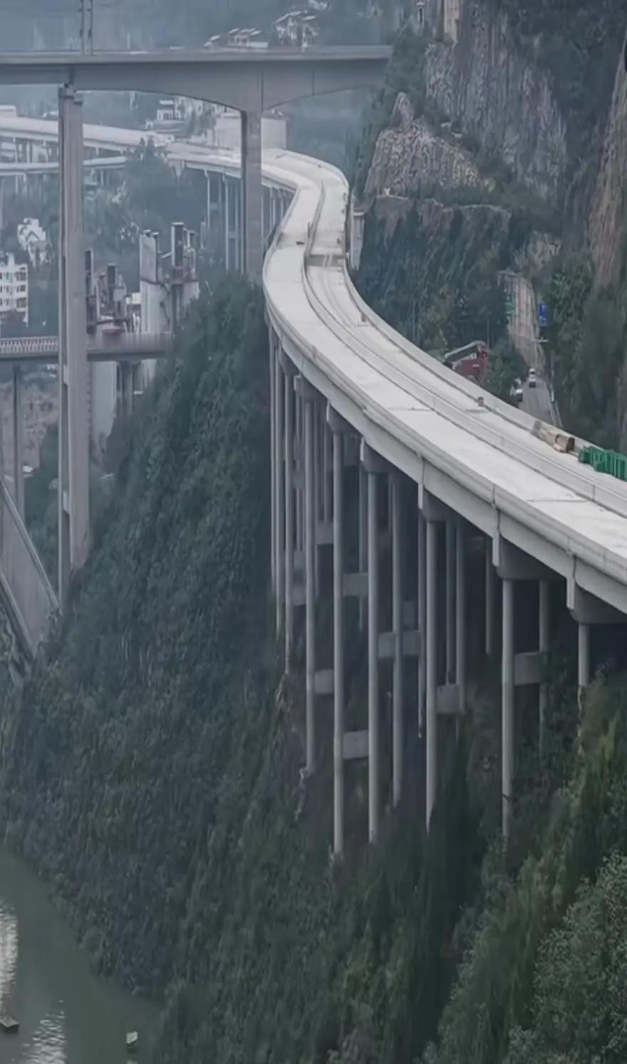 重庆的公路，简直是建设者的军功章，通行者的噩梦。想想从这样的公路开车而过，壮观是