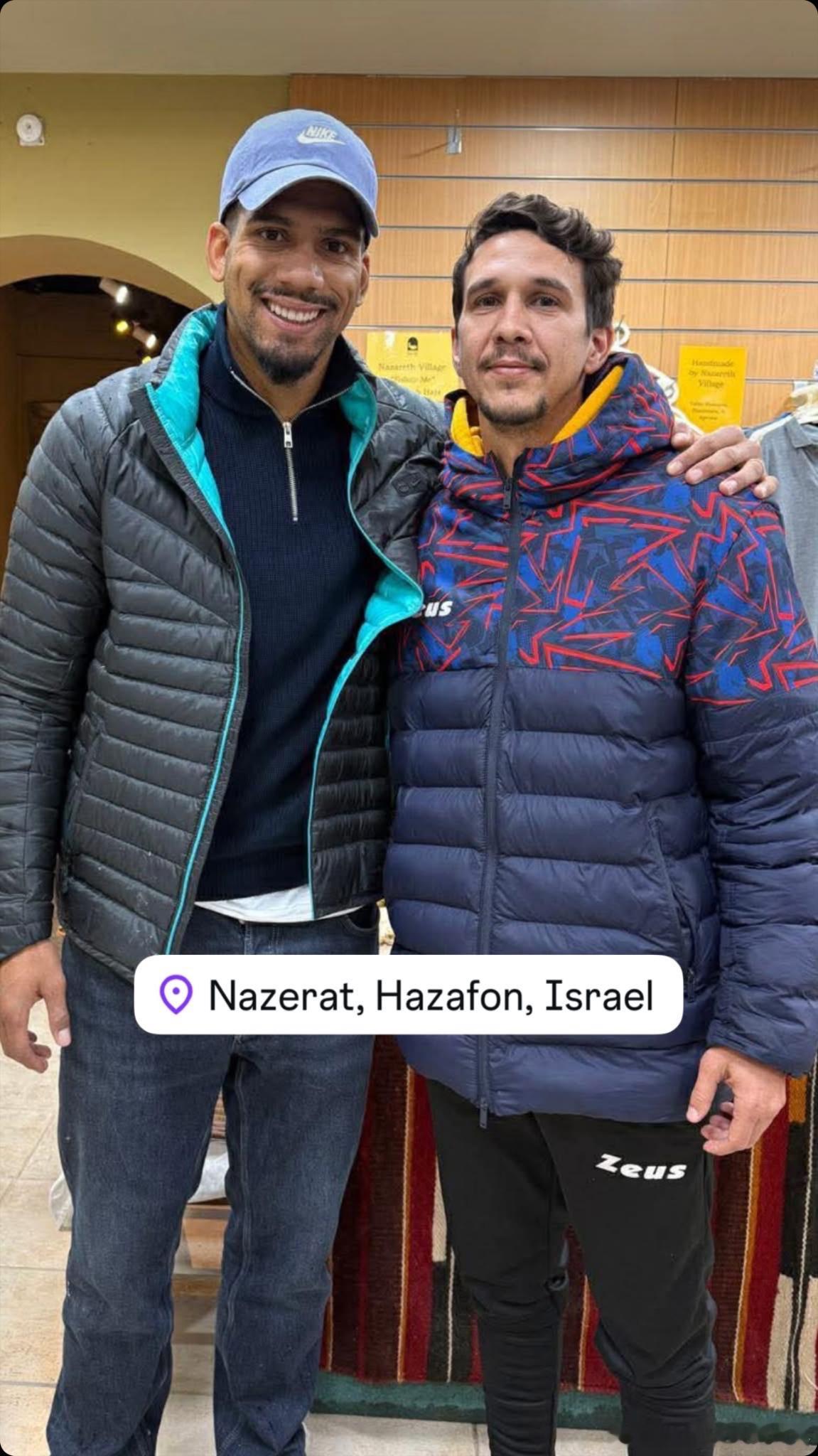 每日体育报：巴萨后卫阿劳霍已经抵达以色列拿撒勒接受治疗。阿劳霍最近因心理健康问题