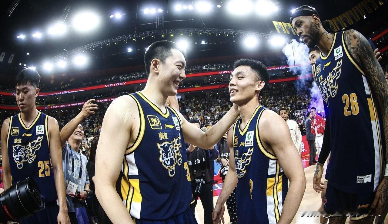 粤式后场的甜蜜烦恼：胡明轩归位徐杰遇冷，双核同频成当下核心课题

胡明轩的强势回