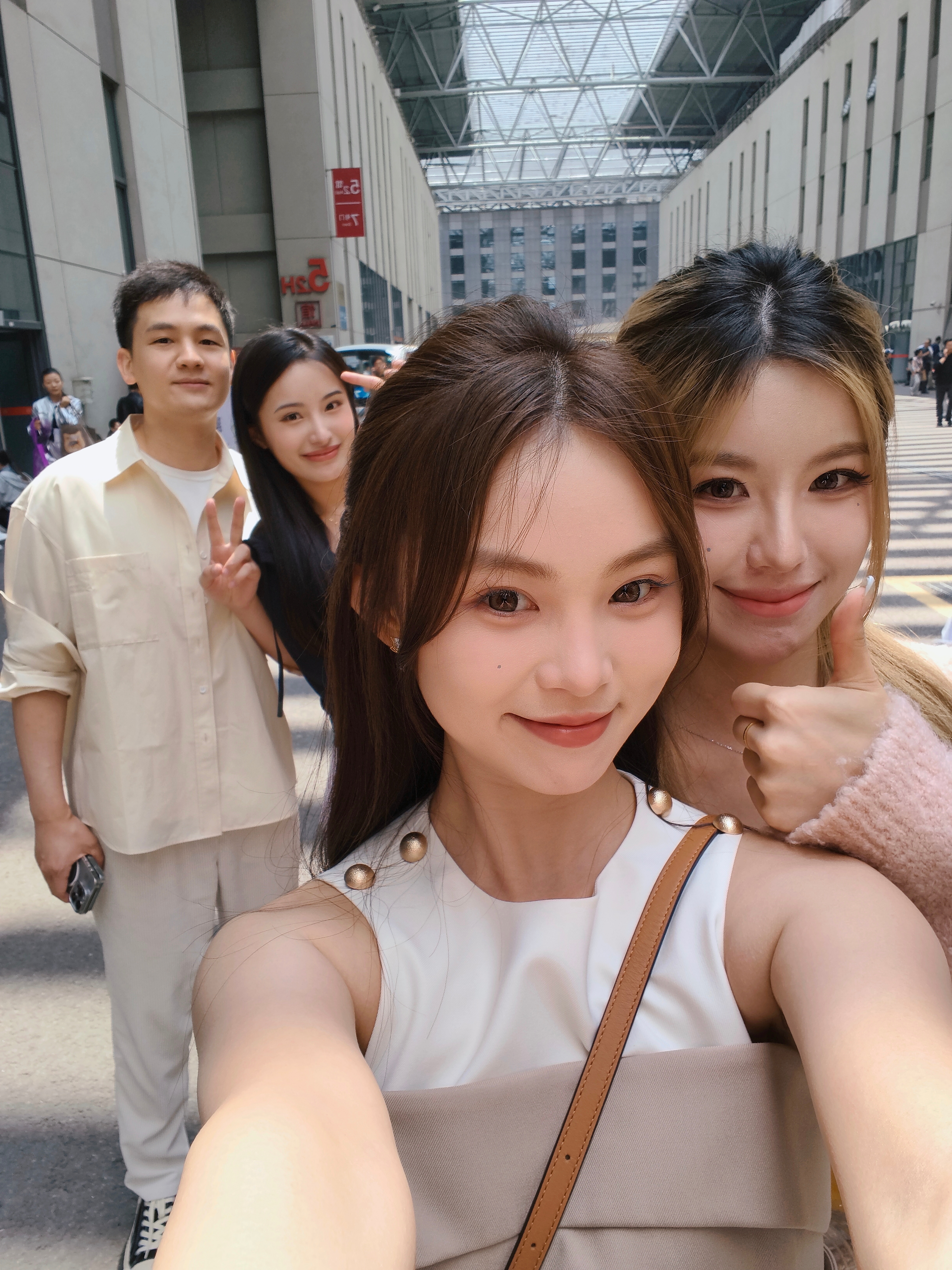 兄弟们，看看哥来哪了？女儿国吗？哈哈哈，不是，来参加上海车展了，人真多啊！先打卡