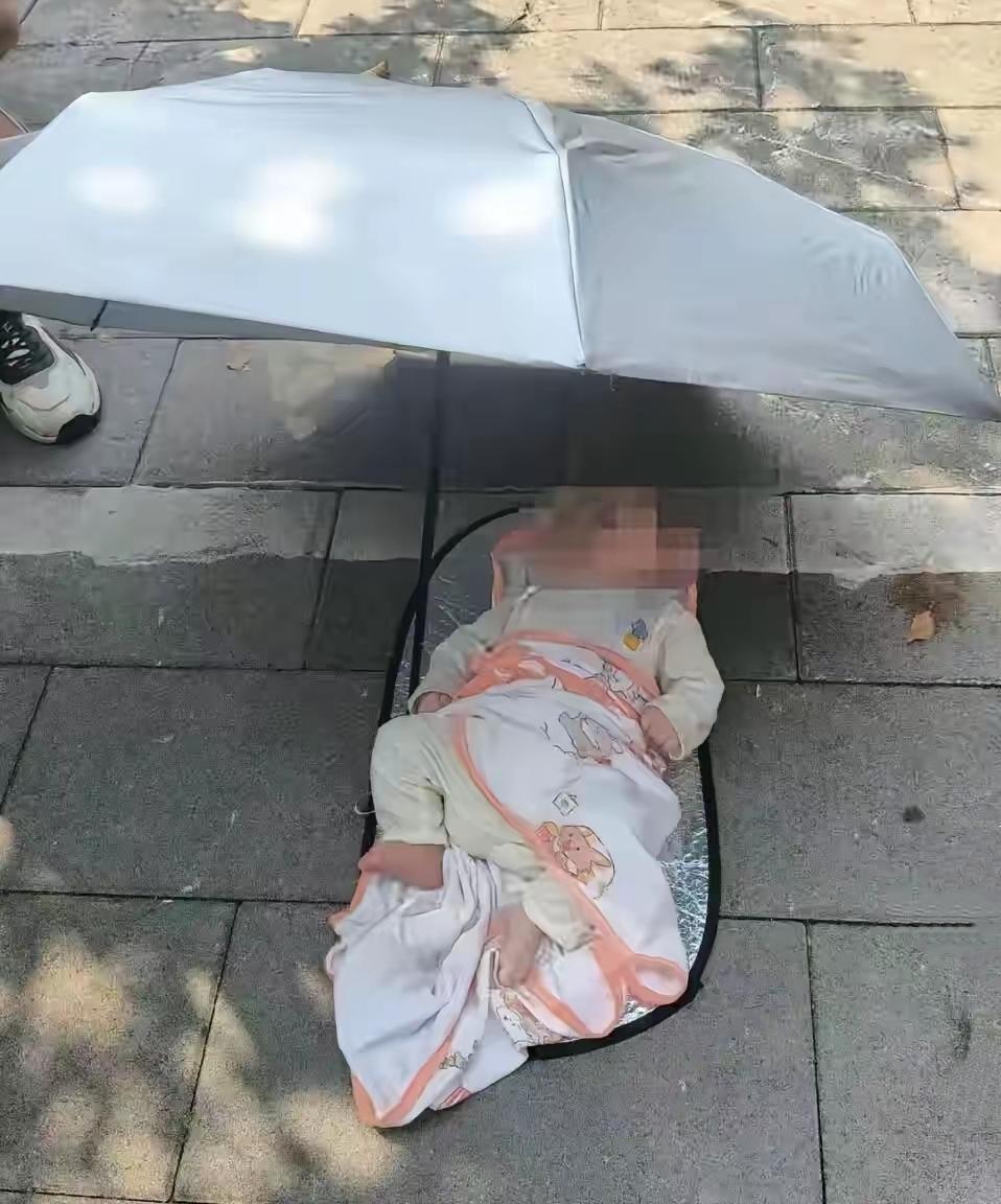 8月14日福州福利院门口的一幕，看着让人心里堵得慌。一名刚刚出生的女婴被遗弃在马