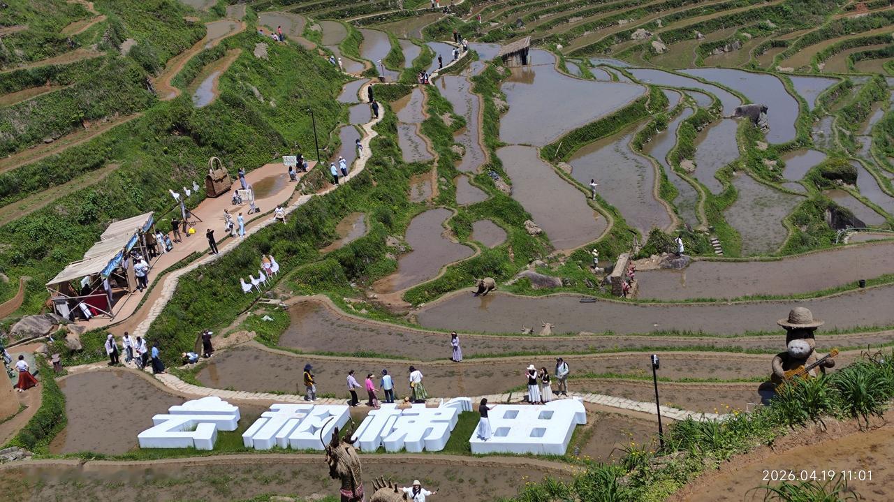 差点错过了云和梯田，4月份云和梯田灌水了，景色真的很美。
到丽水的第一天我们游玩