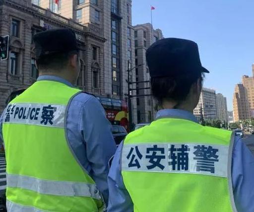 辅警没有独立执法权，这让部分网友犯了难：辅警遇到正在违法的犯罪分子，到底该不该出