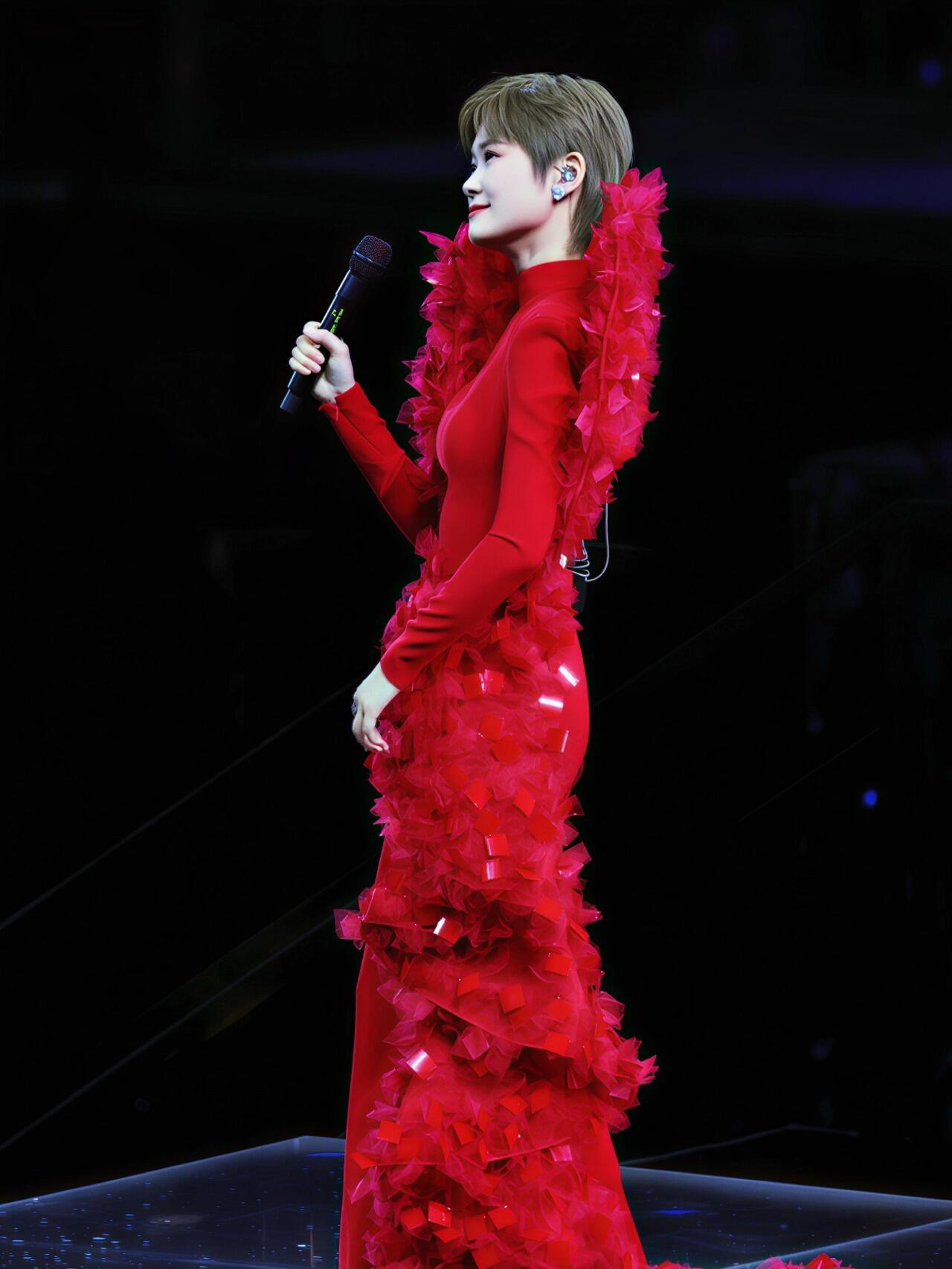 助理拦不住刘维要剧透李宇春的嘴刘维就差把毕业歌会的嘉宾全漏了OMG真的假的，李宇