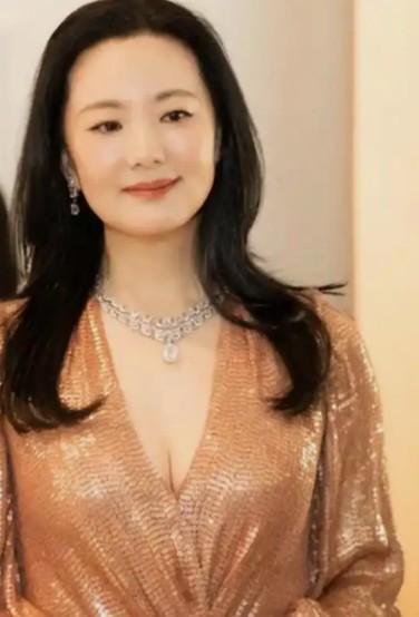 咏梅、吴越、刘琳、颜丙燕都是女演员中的天花板级！
 
很喜欢咏梅，温婉大方，连我