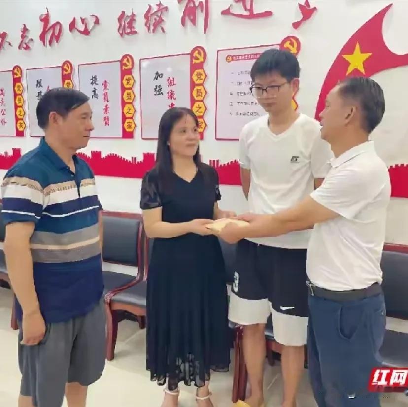 湖南扶老人遭索赔事件”的后续来了！店主获得了2万元慰问金！


店主救助老人的善