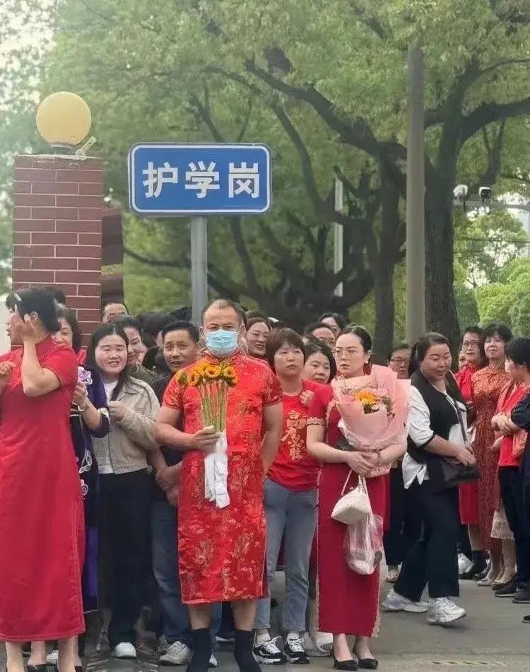 考场外皆是家长们的仪式感考场外那片“仪式感”风景，是无声的爱与焦灼。旗袍、向日葵