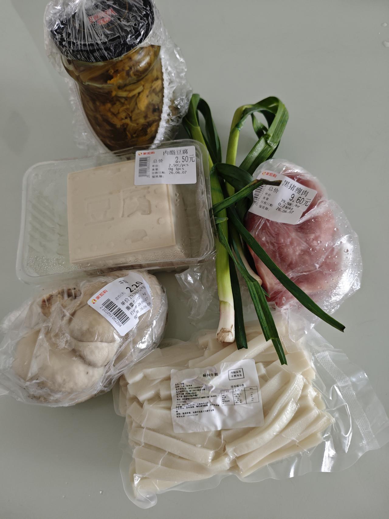 今日美食记录昨天中午儿子又做了家乡炒年糕，加了肉，豆腐，平菇，咸菜，蒜苗等配料，