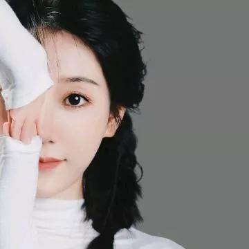 温柔的黑发，白衣飘飘，如梦似幻。黑发红唇女神 黑发女神 乌发少女 温婉红裙 青丝