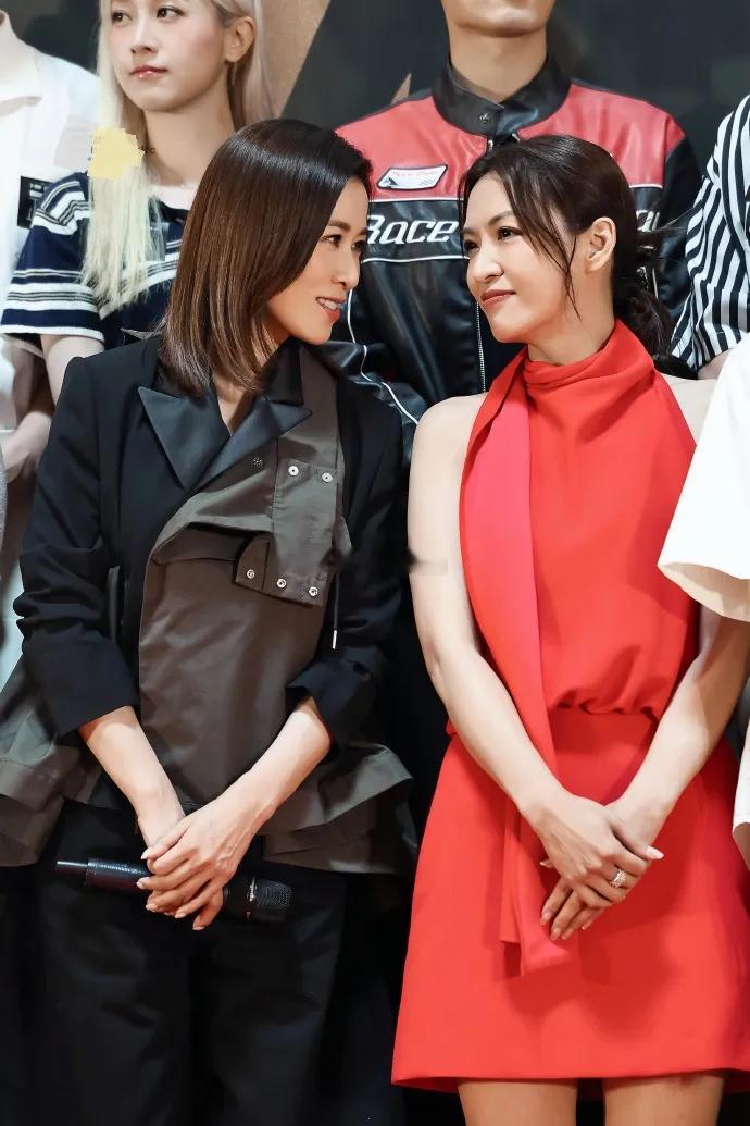 佘诗曼在出席宣传活动的时候走混搭路线，看上去特别的有潮流时尚气息。 