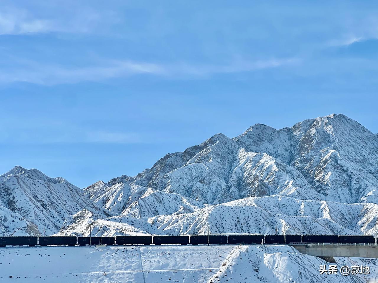 穿过阿尔金山脉，驶过柴达木盆地，
落满雪花的公路很美丽，
有时也不需要一个明确的