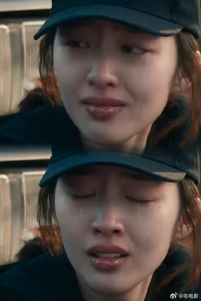 一秒镜头也能看清邓恩熙的悲痛短短一秒镜头，麻木空洞与崩溃隐忍切换自如，邓恩熙的情