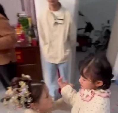 “结婚本是喜事，但这6岁外甥女的哭声，却让整个安徽阜阳的心都揪了一下。”
“小姨