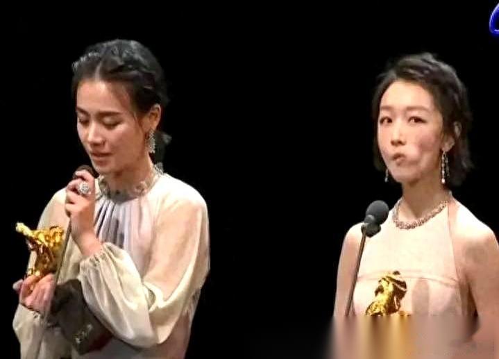 别再骂马思纯插刀周冬雨了！  2016年金马奖双黄影后，周冬雨先领奖发言，主动说